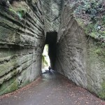手掘りの岩のトンネル